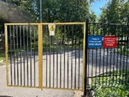 - беспрепятственный проезд по территории от калитки к главному входу в здание.